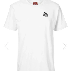 KAPPA T-SHIRT MED TRYCK - KAPPA T-SHIRT MED TRYCK Inga fläckar! Inga hål eller defekter Kappa-tshirt med logo på framsida och baksida Skrynklig men kommer givetvis att strykas innan den fraktas Nypris: 350kr Storlek: XS. Passar även S