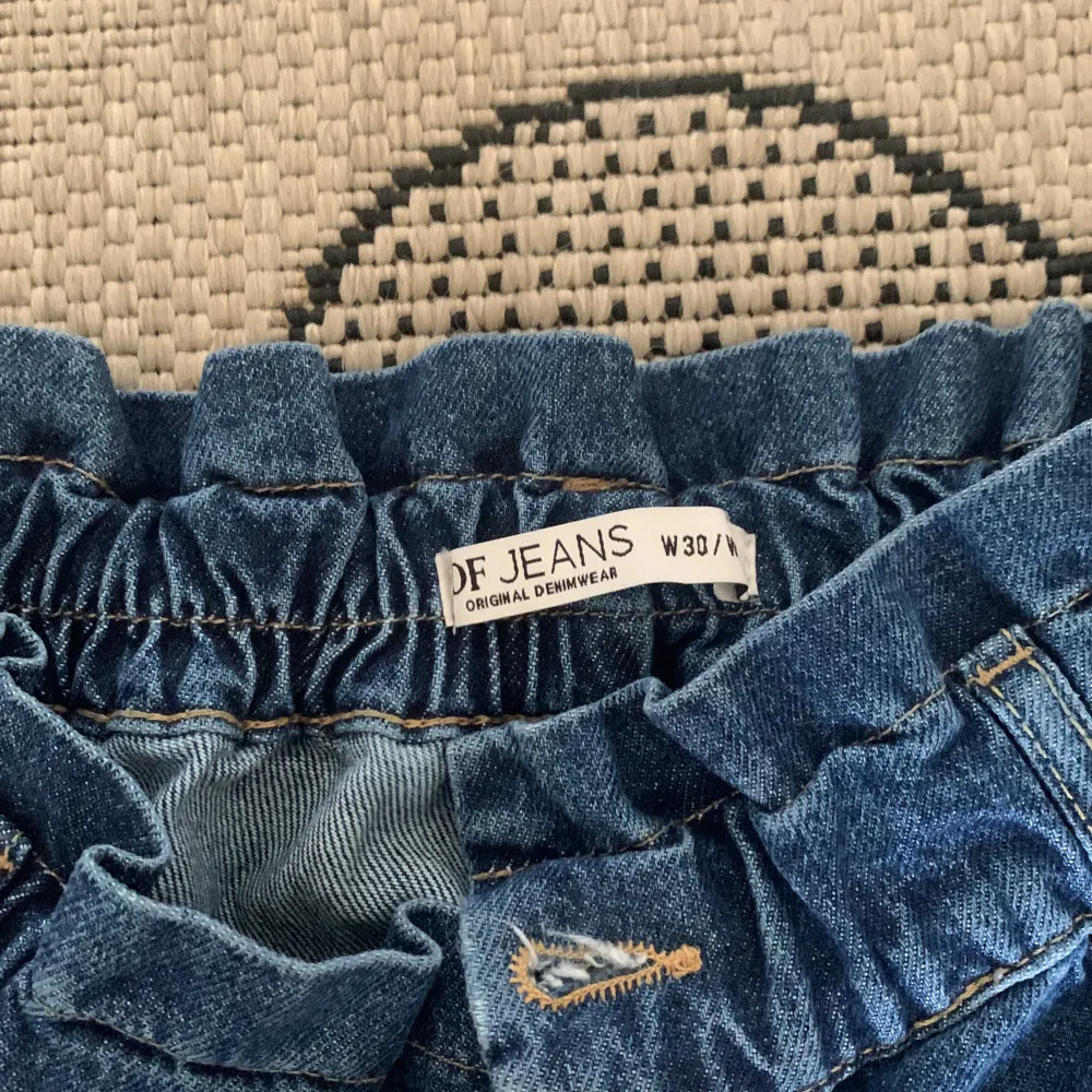 Högmidjade 90 tals jeans till salu. Nya knappast använda, säljer pga för liten plats i garderoben. Fint färg. Jeans & Byxor.