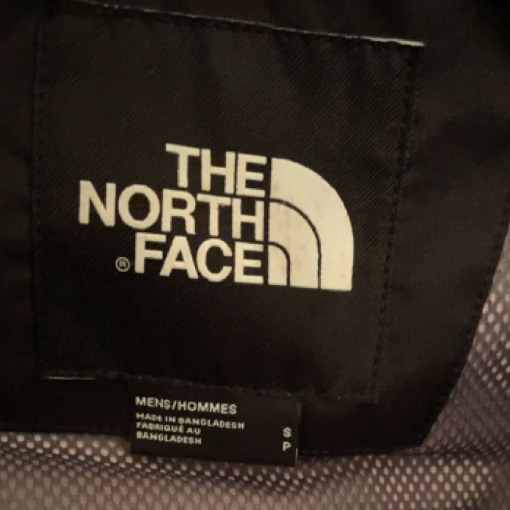 Säljer en The north face jacka då jag inte använder den längre. Nypris är 1400kr. Den är i bra skick. Pris kan diskuteras!. Jackor.