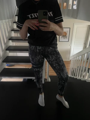 stronger tights  - Stronger Tights, nästintill oanvända!🖤