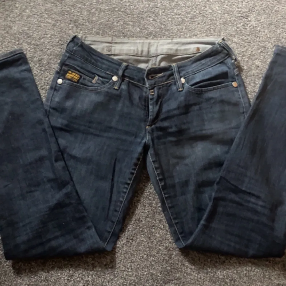 Lågmidjade g-star jeans som ja köpte här på Plick men som tyvärr inte kommer till användning.  Size:30 length: 40  Passar perfekt på mig som är 169. Pris kan diskuteras . Jeans & Byxor.