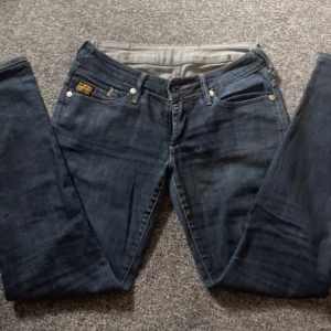 Lågmidjade g-star jeans - Lågmidjade g-star jeans som ja köpte här på Plick men som tyvärr inte kommer till användning.  Size:30 length: 40  Passar perfekt på mig som är 169. Pris kan diskuteras 