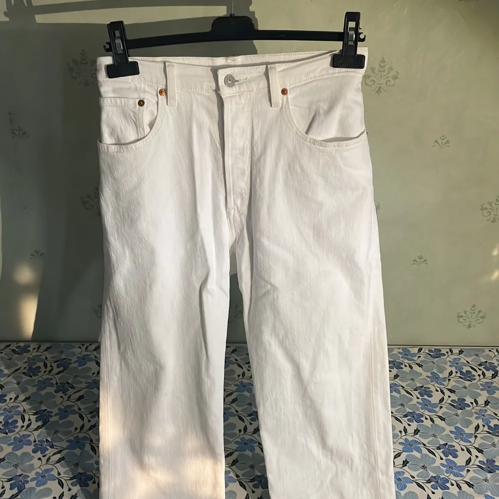 Levis jeans vita  Oklar storlek men de sitter stort på mig som brukar ha 30/32 skulle tro att de är 31/32 i midjan och 32 i längd. Jeans & Byxor.
