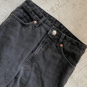 svarta jeans - jeans från monki, modell: kimono, high relaxed. stlk monki 24. (ungerfär som stlk 34) 