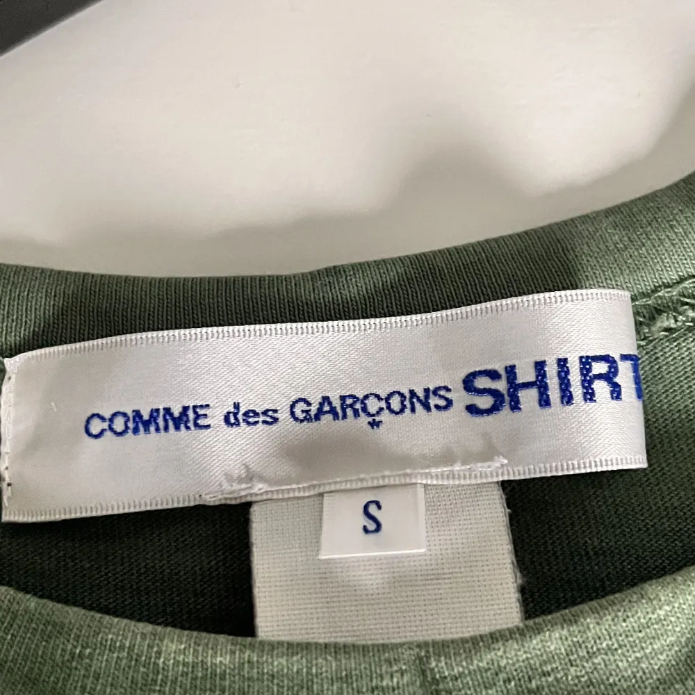 Säljer en ovanlig T-shirt från CDG i storlek S, cond 9/10 flawless förutom lite fading på texten  . T-shirts.
