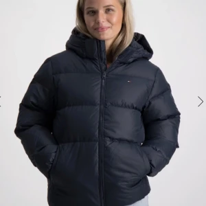 Dunjacka från Tommy hilfiger  - jätte snygg 💕 säljer pga för liten 💕💕använd en vinter