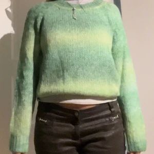 Grön stickad - En grön ganska tunn stockad tröja. I nyskick då den aldrig varit min stil:) (förgen skiftar i lite mörkare och ljusare!)