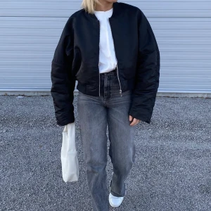 Croppad bomberjacka  - Säljer denna underbara jacka från Gina då jag ska flytta till Australien. Använd ca 2 ggr. 