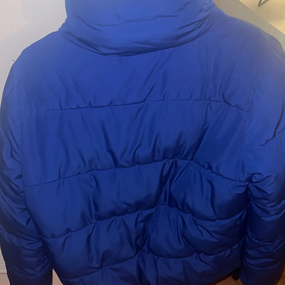 Säljer denna fina blåa jacka för att den inte kommer till någon användning. Den är köpt på zalando. Köparen står för frakten, men priset kan diskuteras!. Jackor.