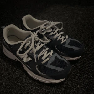 New balance 530 - Sparsamt använda, nypris runt 1000 kr, mitt pris 500 kr. Vid intresse skriv för egena bilder. Skorna är i mycket bra skick! True to size i storleken, 38! Svåra att få tag på, slut på många ställen!