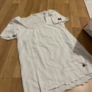 Topp - T-shirt från odd molly, använd 1-2 gånger. Köparen står för frakt. Osäker på storleken men tror det är en S