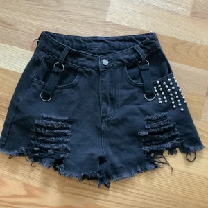 Punkiga shorts - Älskar verkligen dessa shorts men dem har tyvärr blivit för små :( dem har en snygg slitning och sitter så att dem inte visar för mycket 