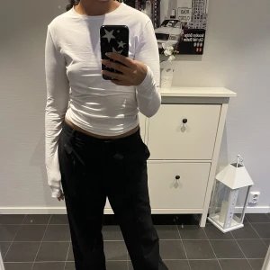 Vit långärmad- Weekday - Basic långärmad tröja från Weekday, nypris 230kr Endast använd 1 gång