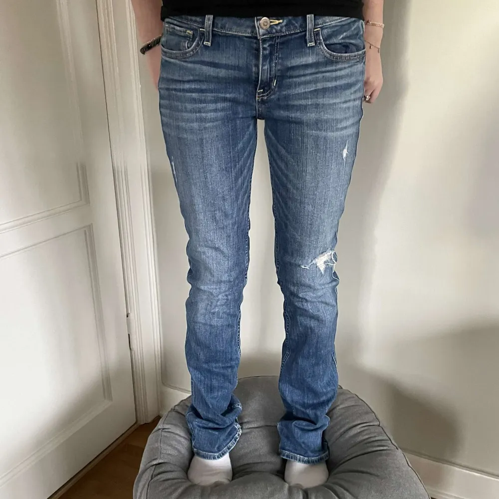 Lågmidjade bootcut jeans ifrån Hollister! Köpta second hand men knappt använda. Midjemåttet är 39 cm tvärs över! 350+ frakt/ möts upp. Jeans & Byxor.
