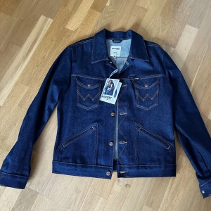 Jeansjacka Wrangler str.S - Jeansjacka Wrangler str.S Enligt bilder