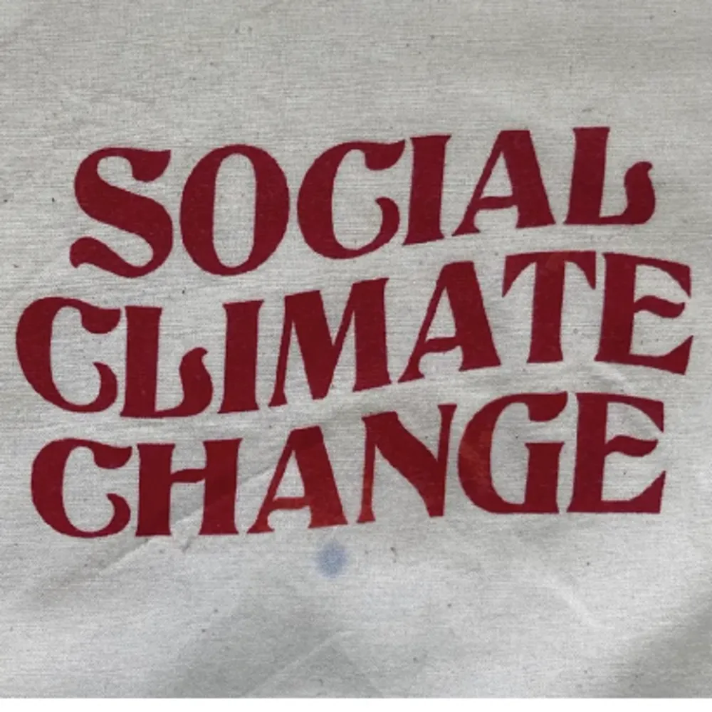 En fin tygväska från RFSU med texten ”social climate change” i röda bokstäver. Tygväskan är i begagnat skick Pga den lilla blå bläckfläcken som syns på andra bilden! ❤️‍🔥❤️‍🔥❤️‍🔥. Väskor.