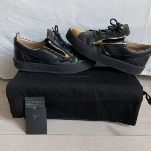 Giuseppe Zanotti  - Säljer ett par skor från Giuseppe Zanotti. De är i storlek 41,5 men stora i storleken! Väldigt fint skick. Box, dustbags och äkthetsbevis finns och medföljer. Hör av er vid funderingar!