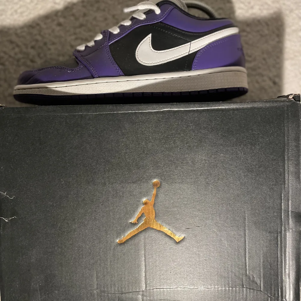 Jordan one low court purple black köpta på stadium goods för 2500kr (kvitto finns)✅ skriv för fler bilder👌.bra skick med små skador på boxen. Pris kan diskuteras . Skor.