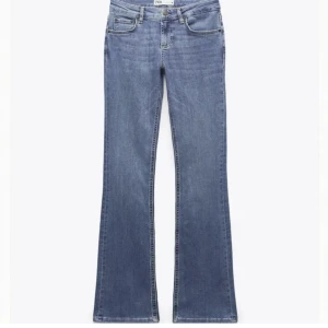 Jeans  - Säljer dessa snygga lågmidjade jeans ifrån zara! Helt slut sålda på hemsidan och har inga defekter! Skriv till mig om ni är intresserade eller har några frågor💕