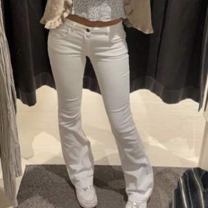 Vita bootcut jeans från Gina Tricot. Lapp kvar, endast testade. Mid waist.