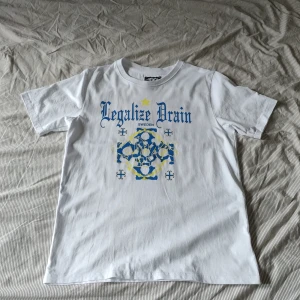 BladeeDrain gang tshirt - Säljer min bladee tisha som enbart gick att köpa på way out west iår. Mycket rare! 