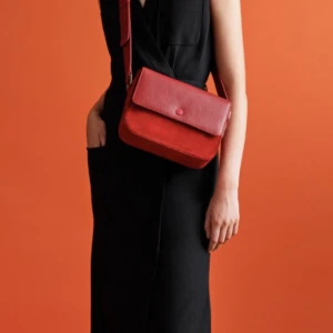 Whyred röd väska - I väldigt fint skick! Skinn och röd mocka.