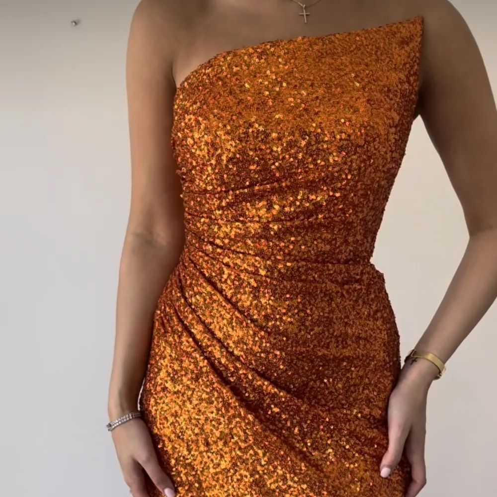 En orange festklänning i paljetter. Använd en kväll, storlek 36/38 Köpt på mr and ms i södertälje🧡. Klänningar.