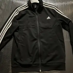 Adidas tröja barn storlek 13-14 år Kan skicka fler bilder om man är intresserad 