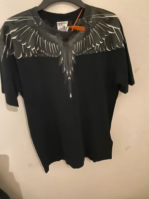 Marcelo Burlon t shirt  - Helt ny Marcelo Burlon t shirt från miinto, mina 14 dagars ångerrätt gick slut så kunde inte lämna den. Köpt under denna månad, kvitto finns via mejl, ordinarie pris 2000 kr 