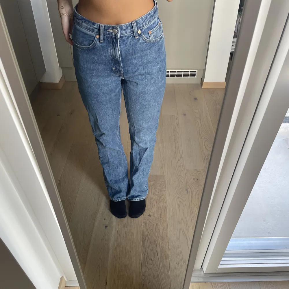Super snygga weekday jeans i modell voyage storlek 28/30, använd ett fåtal gånger skulle gissa Max 5🥰 Säljer Pga de är för stora för att ha de högmidjat och för små för att ha de lågmidjat:( . Jeans & Byxor.