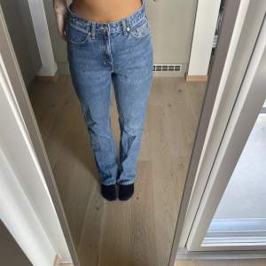 Super snygga weekday jeans i modell voyage storlek 28/30, använd ett fåtal gånger skulle gissa Max 5🥰 Säljer Pga de är för stora för att ha de högmidjat och för små för att ha de lågmidjat:( 