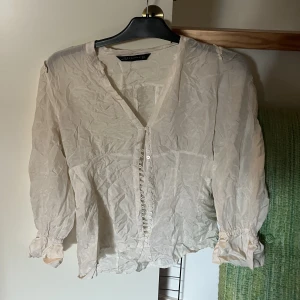 Blus  - Jättegullig blus från zara, i superskick förutom att den kan behöva strykas, pris kan diskuteras och passar även xs/s💓
