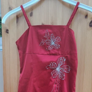 Kläning - Säljer denna jättefina kläning! Jätteskön Polyester kläning som är i jättebra skick! Skriv för fler bilder!❤️