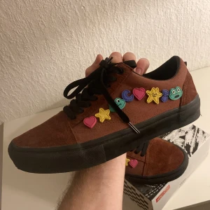 Vans x Frog Skateboards US9/EU42 - Vans x Frog Skateboards🐸 collab. Säljes pga för små😢 Oanvända! Tyvärr inte i originallåda.