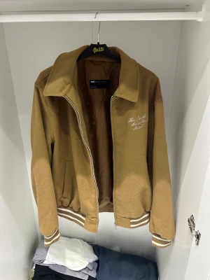 Baseball jacka - Baseball hackanden inte används, väldigt skön och värmer bra. Perfekt inför hösten slm kommer. Storlek M. Säljer den för 300kr