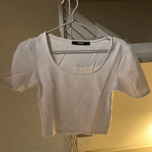 Vit tröja från bikbok - Fin topp