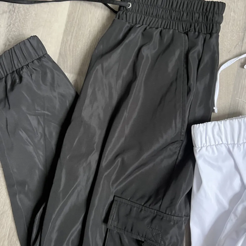 Säljer dessa två par byxor i storlek M från New Yorker eftersom de aldrig används. De svarta är använda en gång, aldrig de vita. Båda säljes tillsammans för 200kr. Materialet ser väldigt snyggt och coolt ut på!. Jeans & Byxor.