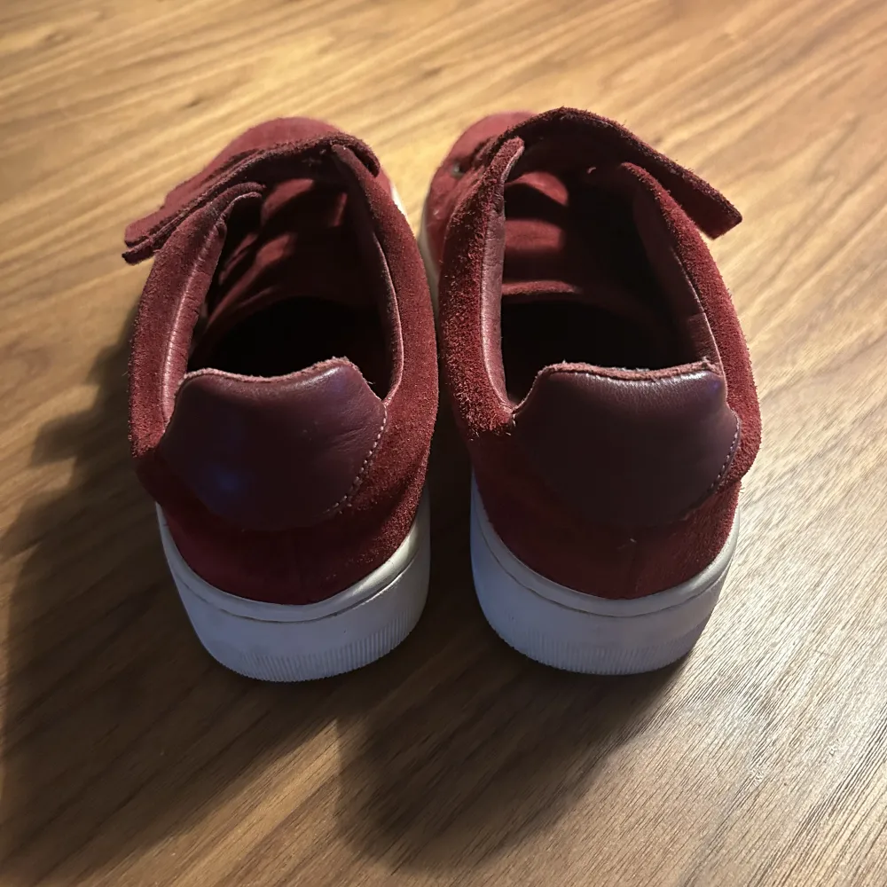 Röda sneakers från Sandro Paris, storlek 36. Använd fåtal gånger!. Skor.