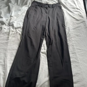 Kostym byxor - Säljer då dem är för stora för mig. Köparen står för frakten 