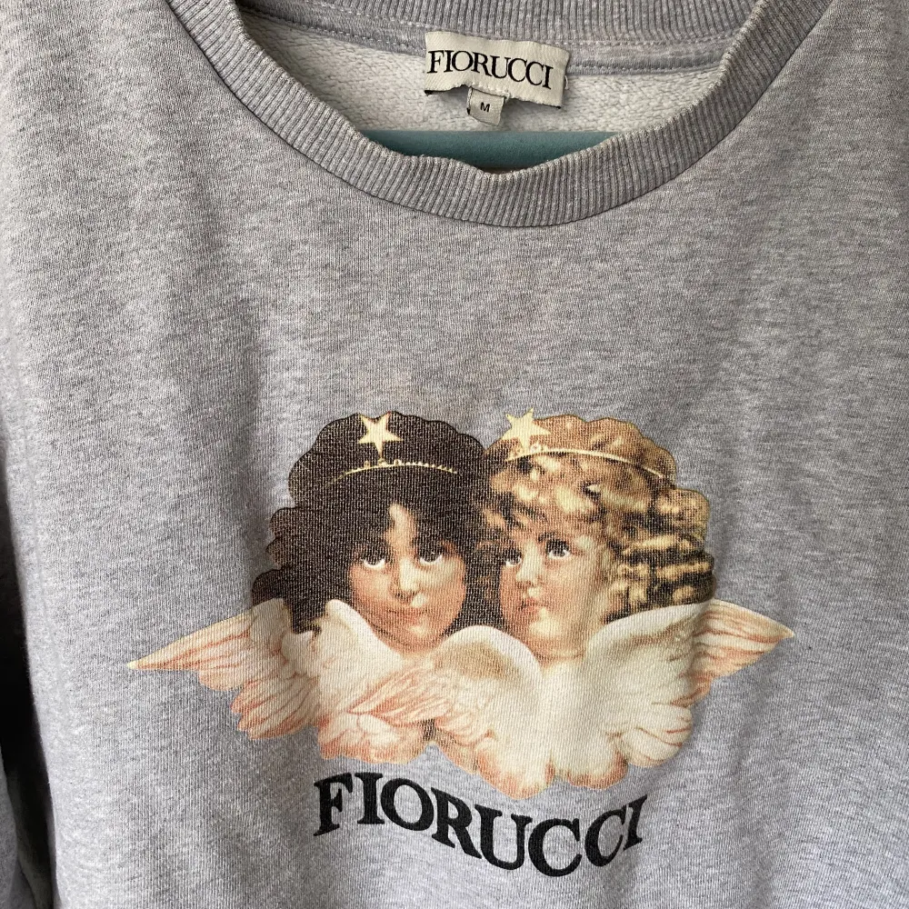 Grå fiorucci tröja med ängel-tryck i storlek M. Tröjor & Koftor.