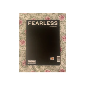 Lesserafim - Säljer mitt lesserafim album. Endast öppnat och sedan har det stått i min bokhylla. Inga defekter och allt kommer med. Köpt för 300kr på Bengans. Skriv till mig innan du köper.