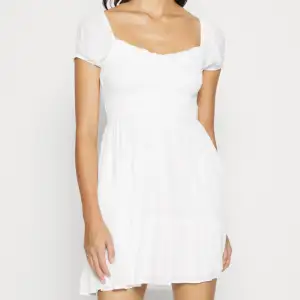 Jätte vacker och elegant vit klänning som jag köpte i juni jag har använt den en gång men känner att den inte passar mig så tänke sälja för endast !❤️ märket är hollister