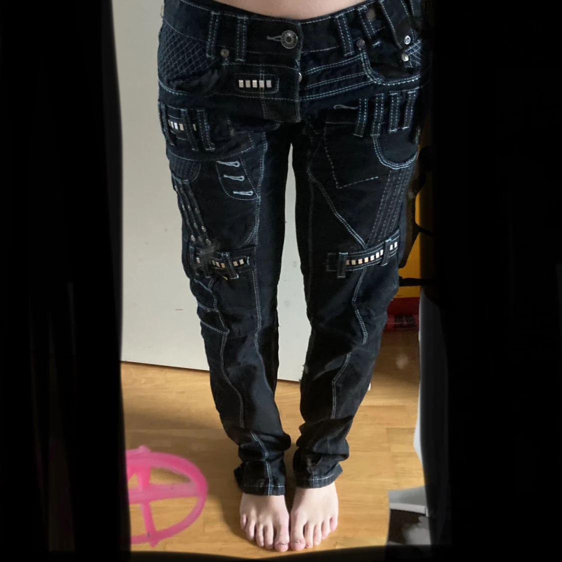 Low-waist fett coola punkiga jeans med nitarđ