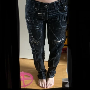 Low-waist fett coola punkiga jeans med nitar😎 - Mycket snygga i typ nyskick, eller det märks inte om de blivit använde iaf. Midjan är 56 cm, innerbenet 80cm och ytterben 100 cm. Finns fickor  fram och  bak, sen en massa små fack här och där 😛 