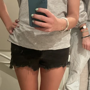 Jeansshorts - Snygga svarta jeans shorts som är för små för mig. De är från pull and beer och nypris 300. Sällan använda så nästan helt i nyskick❤️