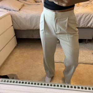 Kostymbyxor - Fina kostymbyxor från NA-KD med pressveck, bra skick och inga defekter. Jag har sytt upp dem, då dem var för långa☺️