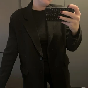 Svart kavaj NAKD  - Svart kavaj, bra skick säljer för att jag redan har en likande. 