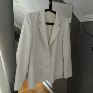 Kavaj - Säljer denna kavaj då den inte kommer till användning, den är krön vit färgad och skit snygg till utgång eller som en jacka ! Använt ca 2 gånger så som ny !  Sitter perfekt för mig som har storlek S vanligtvis då ja gillar när kavajer är lite oversized 😁