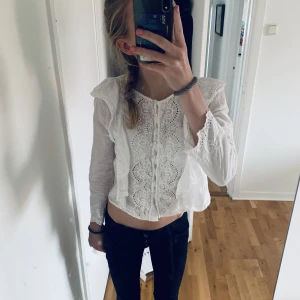 Vit blus - Söt vit blus med volanger