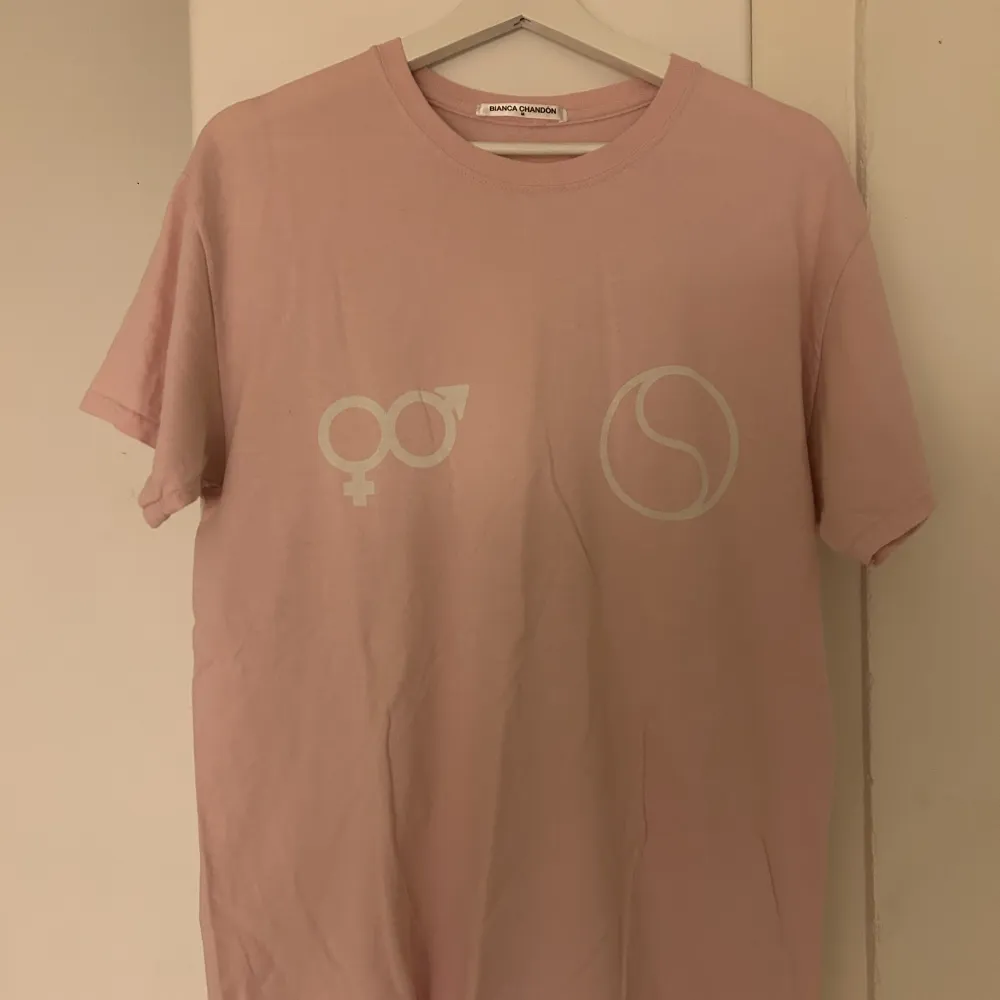 Rosa / size M  Bra skick  ”yin/yang”-tee av Bianca Chandon. T-shirts.